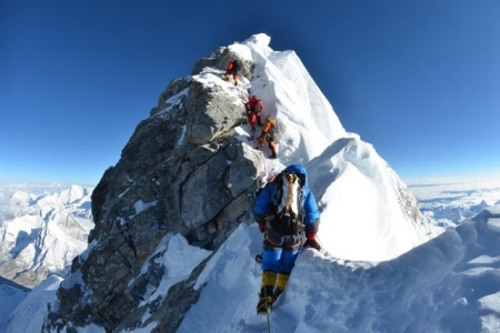珠穆朗玛峰第一个登顶的是谁