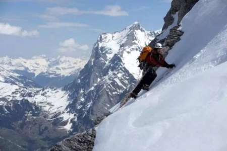 珠穆朗玛峰第一个登顶的人是谁