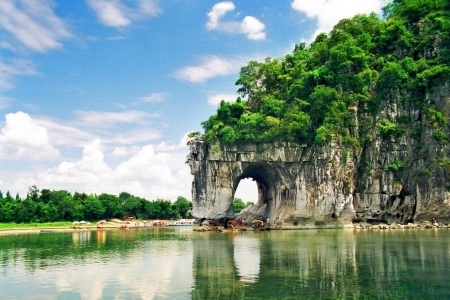 象鼻山在桂林的什么地方