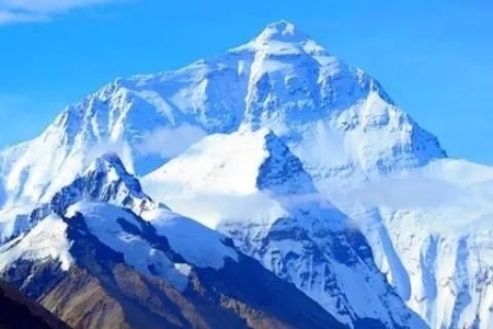 珠穆朗玛峰属于哪个国家领土