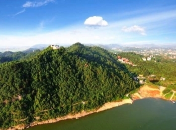 月亮山