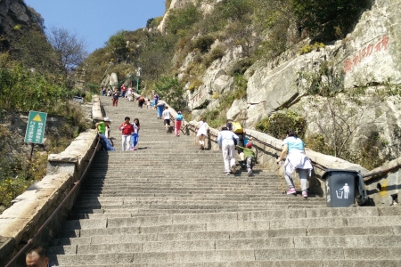 老君山和泰山哪个难爬